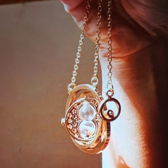 VGWON Time Turner 3D Hourglass Rotating Necklace With White Sand New - Picture 1 of 6